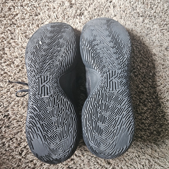 Nike Kyrie Irving Basketball Shoes - Picture 6 of 7